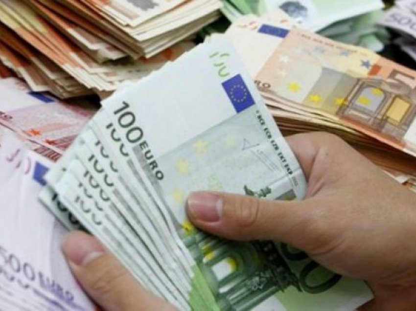 Punëtorët në Shqipëri paguhen në dorë, firmat private deklarojnë 250 euro rrogë për mjekë, pedagogë e gazetarë
