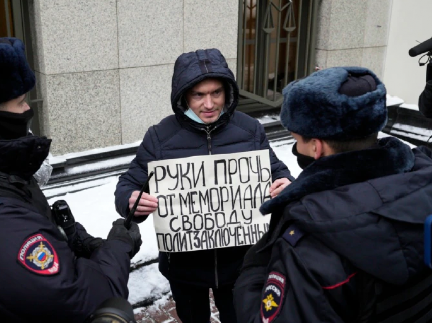Rusi, gjykata mbyll një tjetër grup rus të të drejtave të njeriut