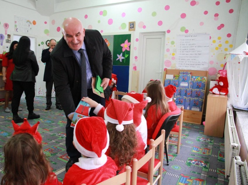 Kryetari Haliti dhe drejtori Aliu shpërndajnë dhurata për fëmijët e çerdheve publike në komunën e Vitisë
