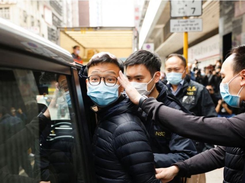 Policia e Hong Kongut akuzon drejtuesit e gazetës për “botim të një organi që nxit rebelim”