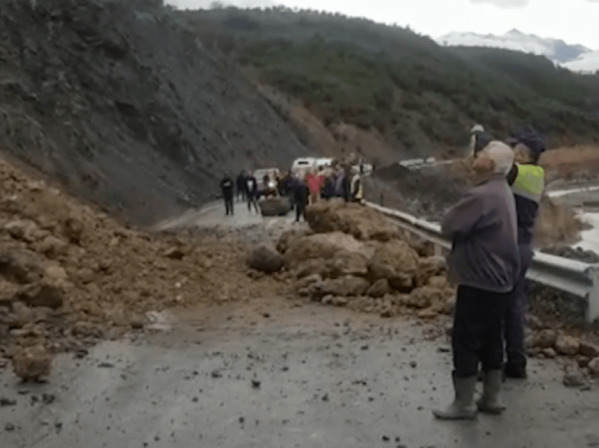 Rrëshqitje gurësh në disa akse, probleme në rrugën e Arbrit dhe Elbasan-Qafë Thanë