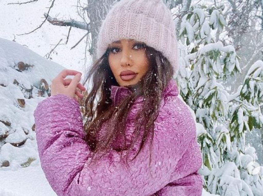 “Dola pak jashtë me shkri borën”, Melinda pozon tërheqëse në fotot e fundit