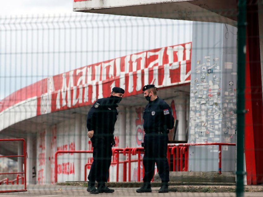 Turpi i Serbisë, këta janë tifozët e lidhur me kriminelët, rrethohen stadiumet