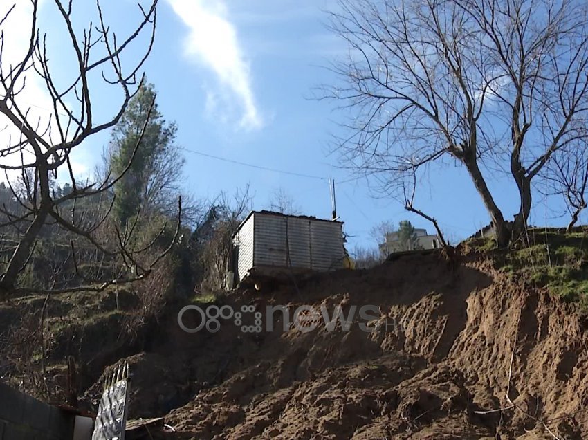 Rrëshqitje dheu në Shkozë, banorët: Jemi në rrezik, është dëmtuar një kabull elektrik