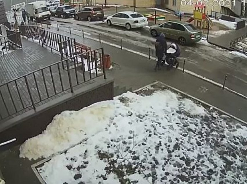 Kryen vetëvrasje duke u hedhur nga kati i 17-të, bie mbi karrocën në të cilën ishte foshnja 5-muajshe – ngjarja e tmerrshme filmohet në Rusi  