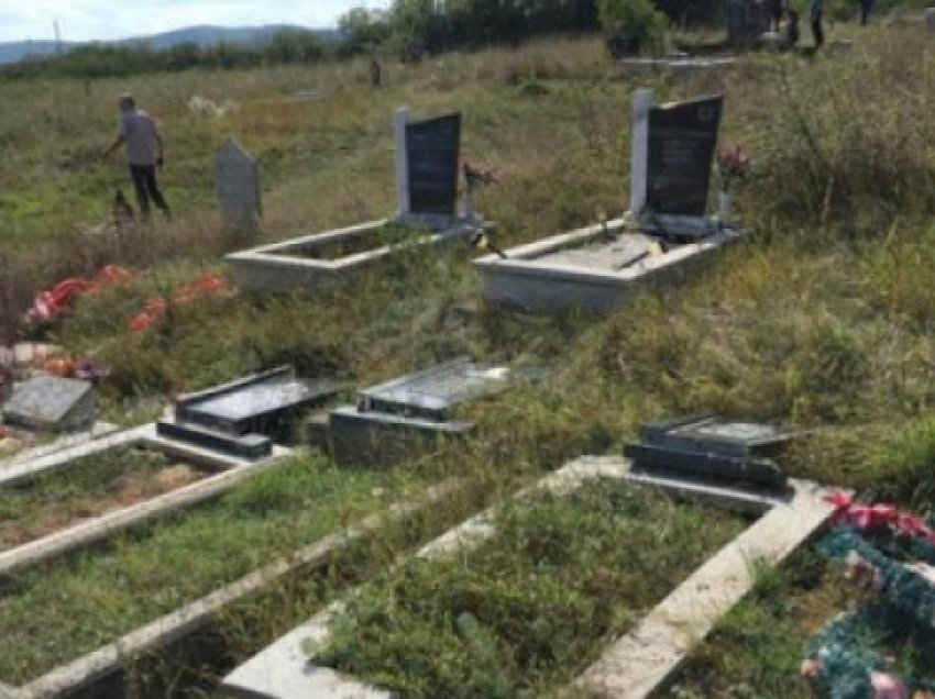 Reshjet e dendura, dëmtojnë 4 varre në Durrës nga rrëshqitja e dherave