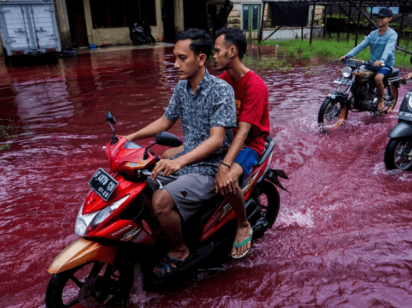 Një fshat në Indonezi përfshihet nga “vërshimet e kuqe”, duken si liqen gjaku
