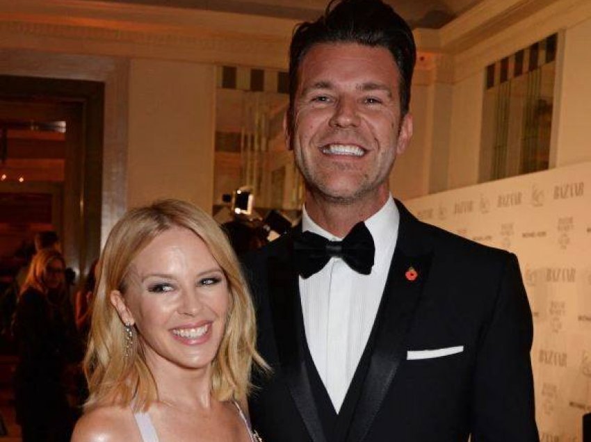 Kylie Minogue mohon thashethemet se është fejuar me Paul Solomons