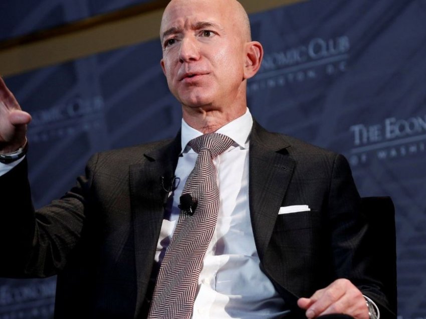 Sa i pasur është ish-shefi i Amazon, Jeff Bezos, në krahasim me rivalët e teknologjisë?