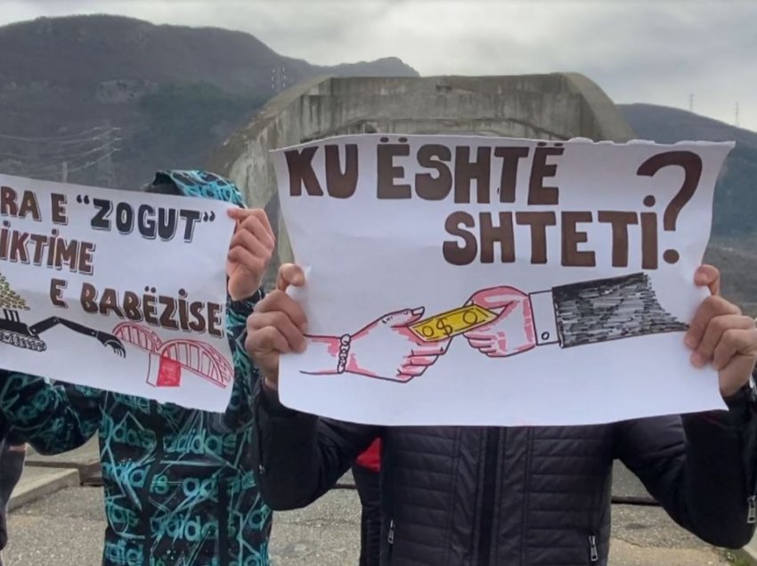 “Ku është shteti?” Protesta për urën e Zogut: Monumenti po dëmtohet nga gërryerja e lumit