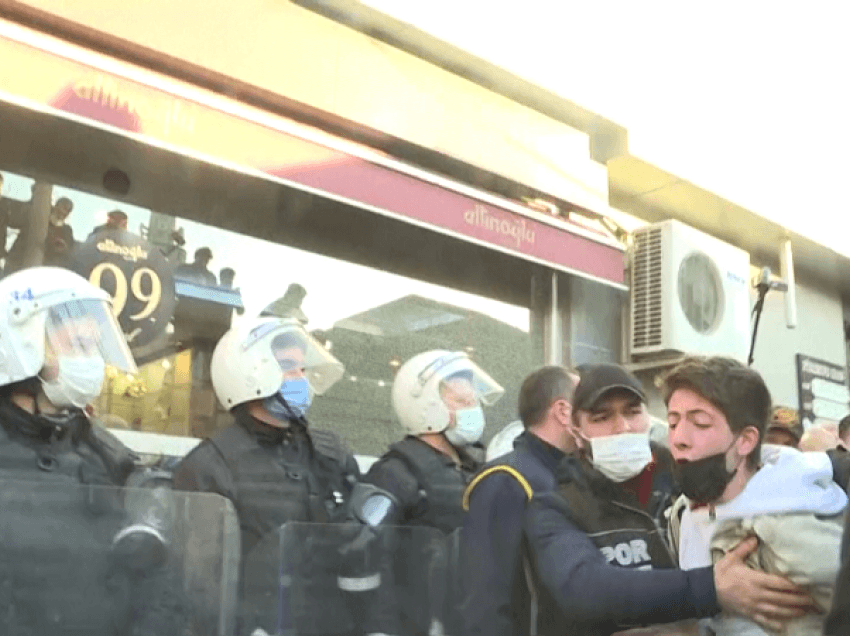 Të rinjtë përplasen me policinë/ Erdogan: Janë studentë këta apo terroristë?!