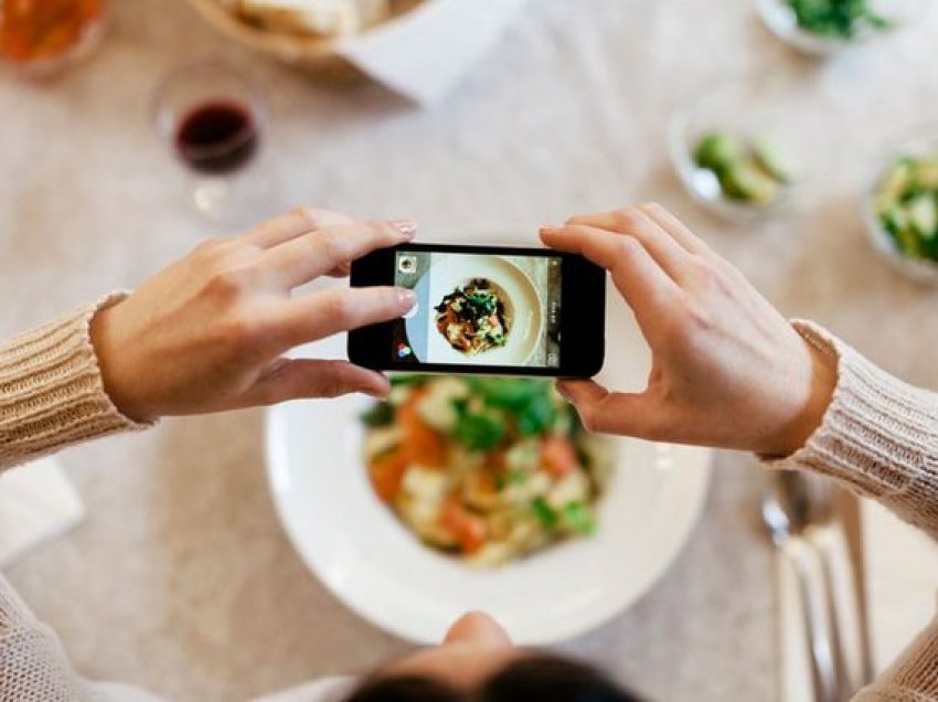 Pse duhet të shmanget postimi i videove 'Çfarë ha unë në një ditë' nga influencuesit e rrjeteve sociale?