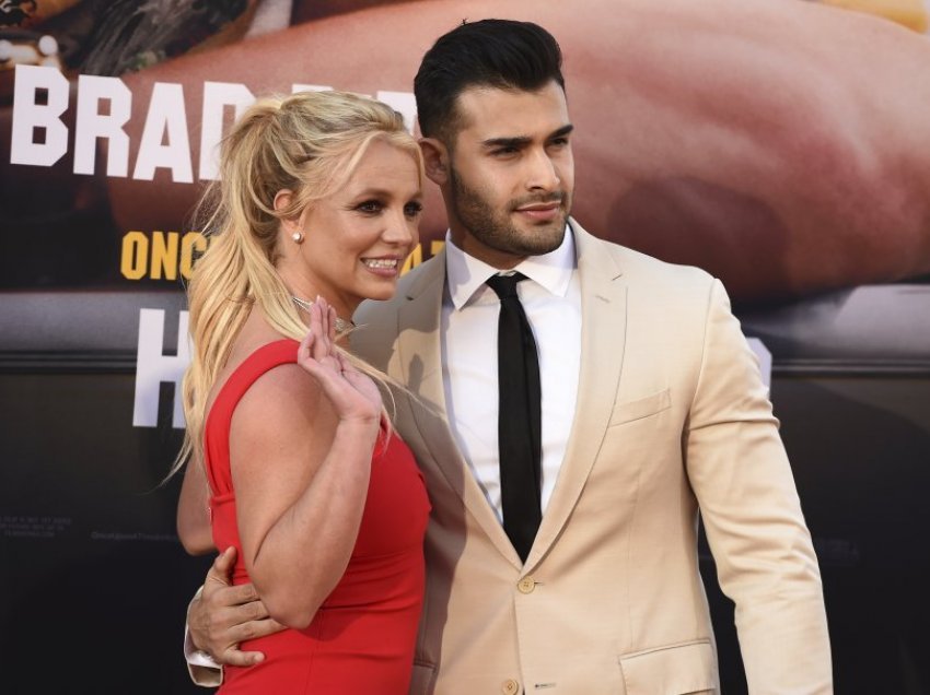 Yjet e showbizit mbështesin Britney Spearsin