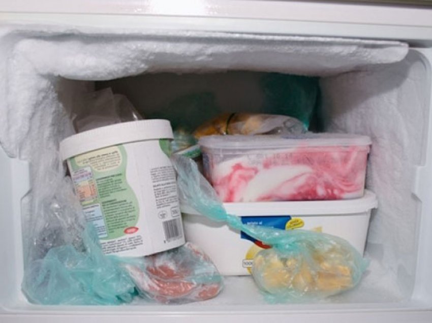 Si të pastroni akullin nga frigoriferi brenda pak minutash