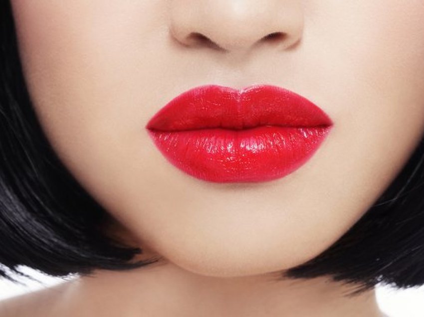 Si të aplikoni buzëkuqin e kuq në mënyrën e përfekte sipas artistëve të makeupit
