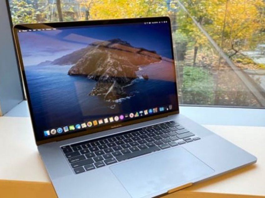 Apple zëvendëson bateritë e modeleve 2016 dhe 2017 të MacBook Pro