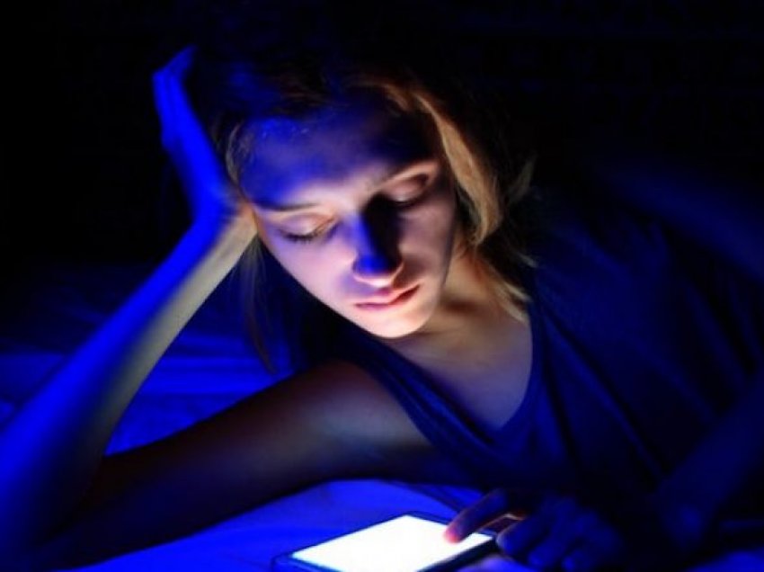 Vizioni i paqartë, pagjumësia dhe mënyra të tjera si drita e kaltër po ndikon në shëndetin tuaj