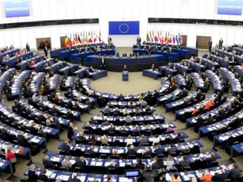 Deputetët evropianë miratojnë paketën për rimëkëmbje