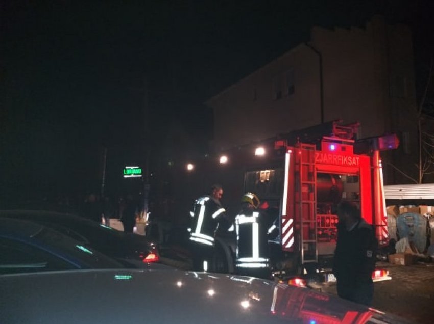 Policia konfirmon përfshirjen e objektit nga zjarri, disa banorë po trajtohen nga problemet me tymin