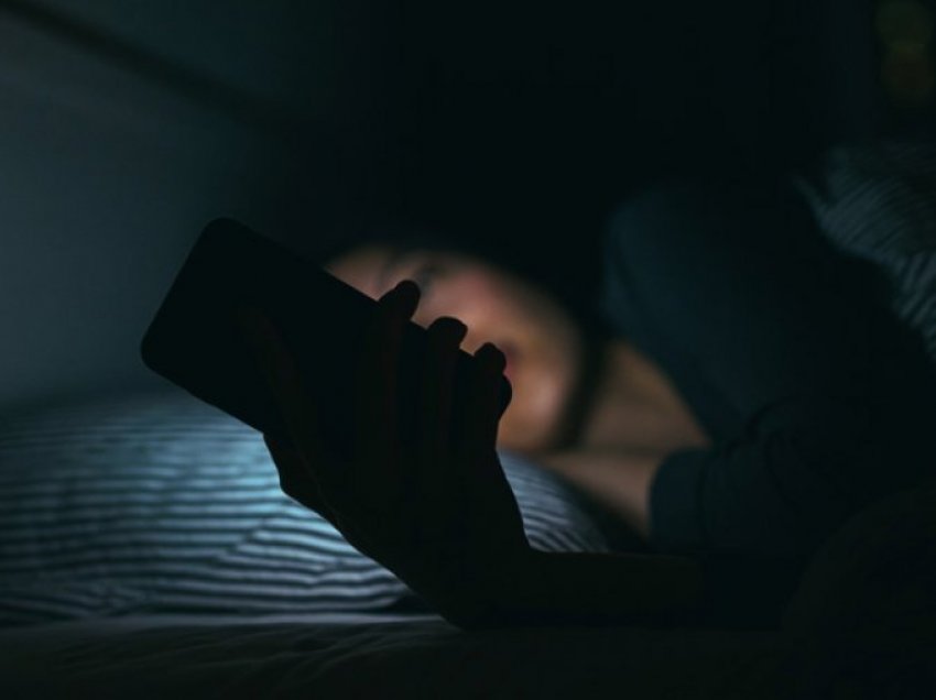 Pagjumësia dhe probleme të tjera që drita e ekranit i shkakton në shëndetin tuaj
