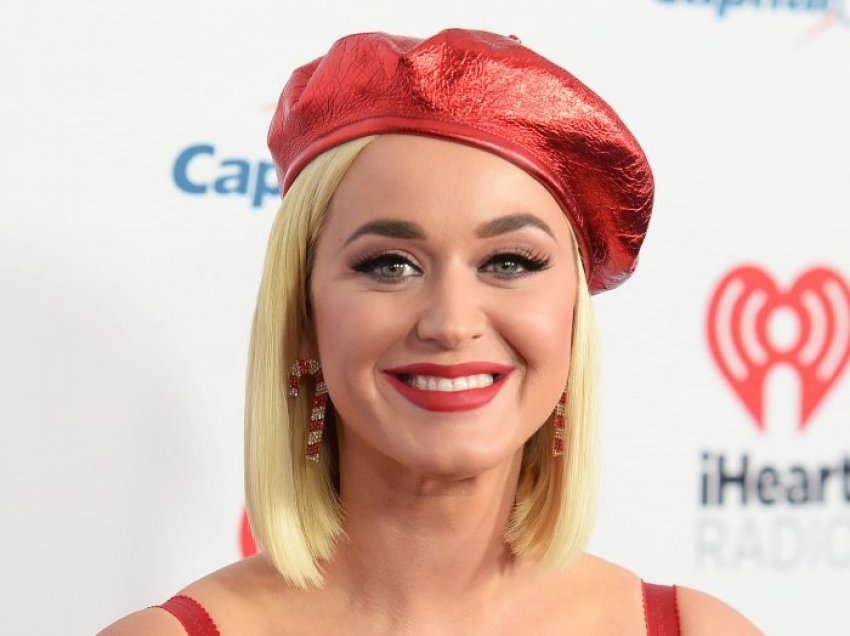 Katy Perry tregon flokët e saj të vërtetë dhe pranon gjithçka është false