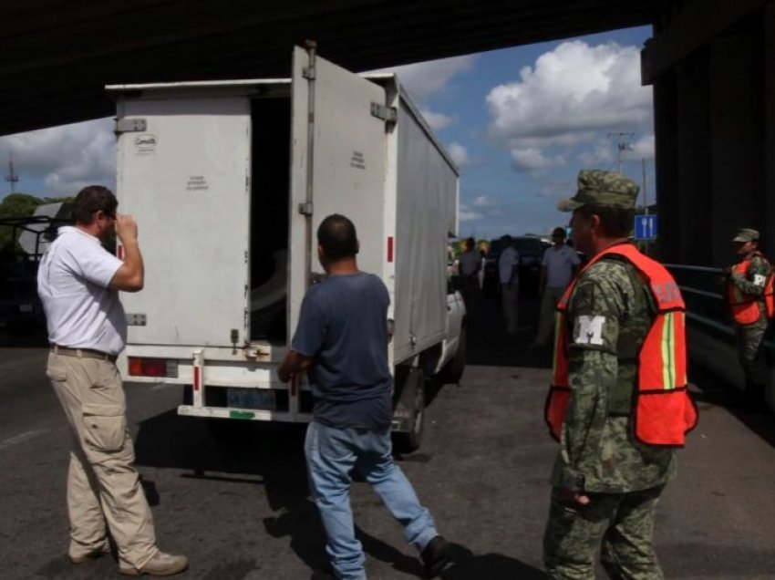 SHBA, hetohet incidenti me migrantët të bllokuar në kamion