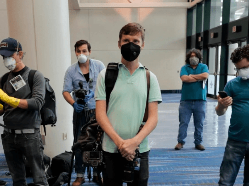 CDC: Dy maska mbrojnë më mirë nga koronavirusi