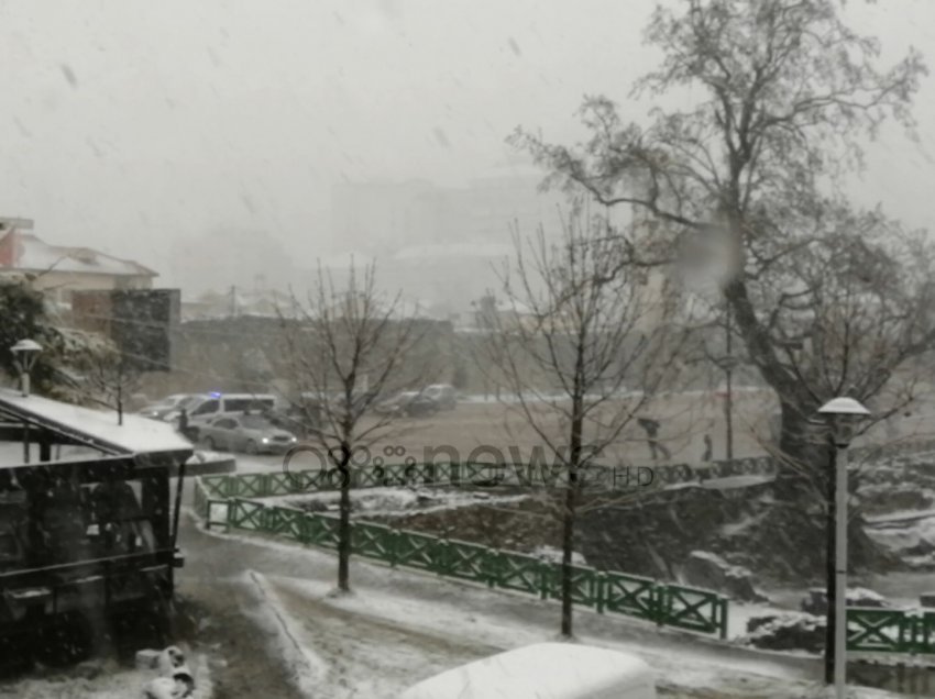 Bora zbardh Elbasanin, të rinjtë gara me makina në bulevard, i ndalojnë Shqiponjat