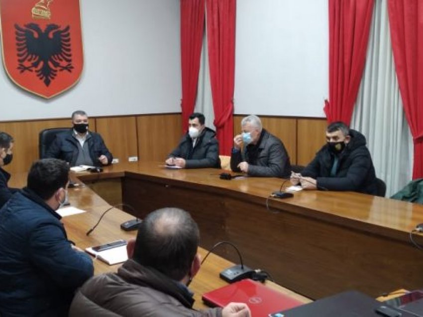 Moti i keq, mblidhet Shtabi i Emergjencave në Elbasan, probleme në disa fshatra dhe akse