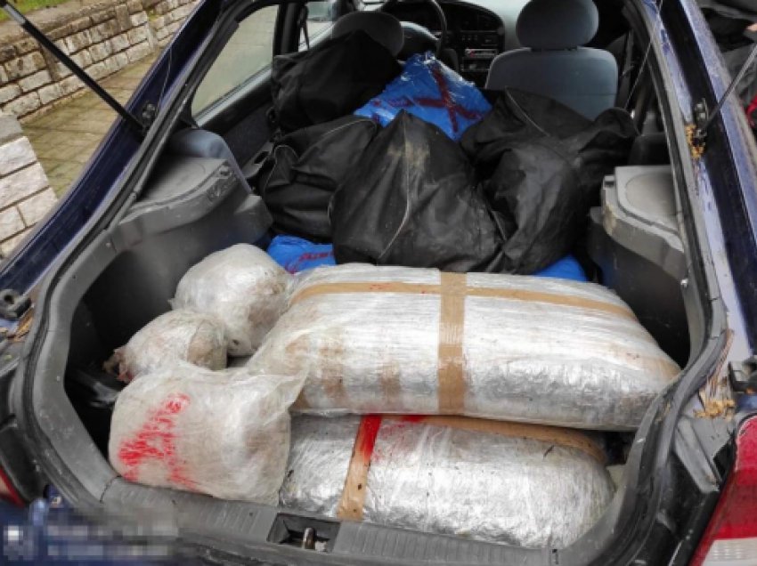 Bagazhin plot me drogë, kapet shqiptari që po transportonte lëndë narkotike në Greqi