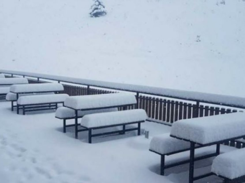 Deri në 40 centimetra borë në Kodrën e Diellit