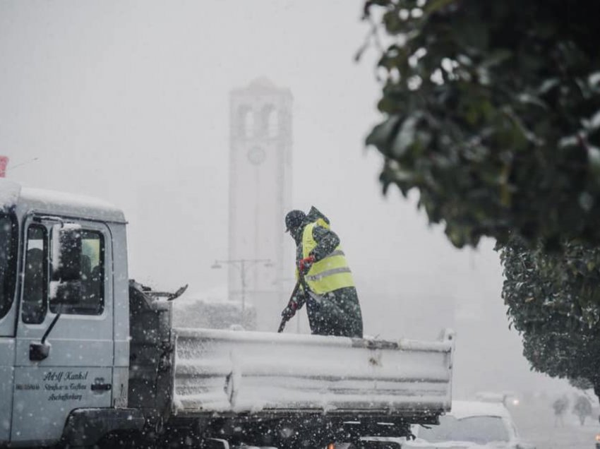 Dëborë dhe ngrica, i sëmuri në Elbasan transportohet në spital nga punëtorët e Bashkisë