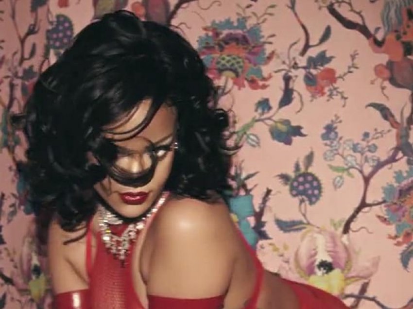 Rihanna josh me të brendshmet e kuqe nga linja ‘Savage x Fenty”