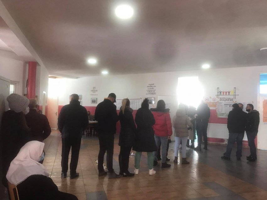 Votuesit presin në radhë për të votuar në këtë fshat të Vushtrrisë