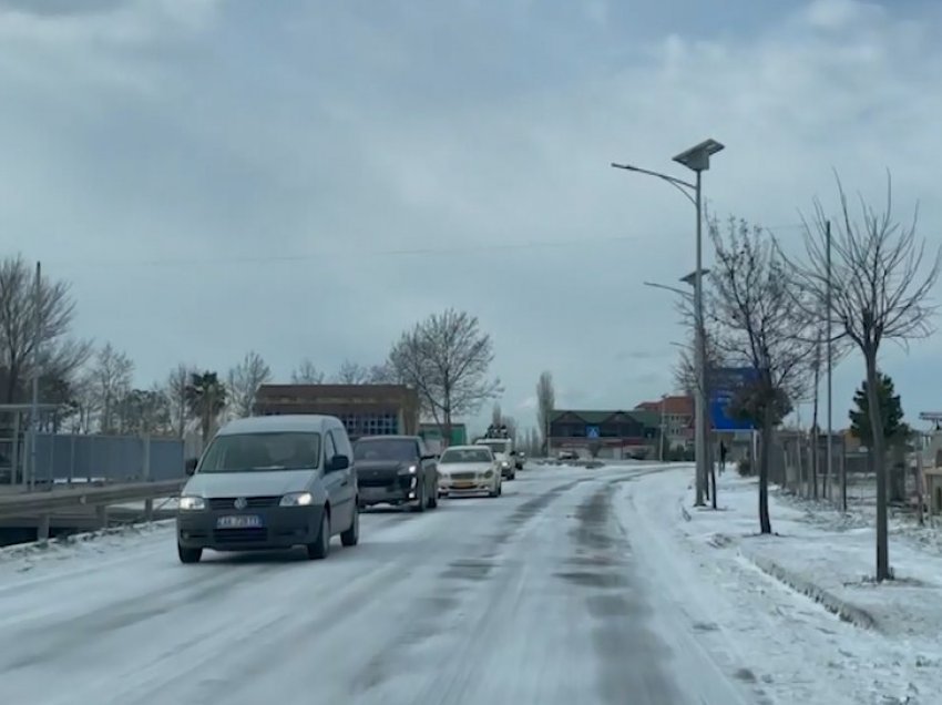 Stuhia e dëborës në Lezhë/ Në aksin e Milotit u bllokuan qindra njerëz që e kaluan natën në automjete
