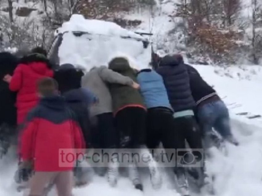 E moshuara humbi jetën në dëborë/ Dibër, rruga u bllokua ndërsa po transportohej për në spital