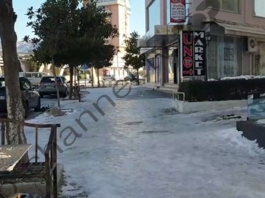 ‘Ngrin’ Elbasani/ Rrugët nën ‘pushtetin’ e akullit! Vështirësi në qarkullim dhe në lëvizjen e qytetarëve