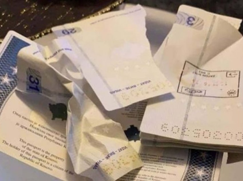 Pas zgjedhjeve të mbrëmshme, një person grisë pasaportën e Kosovës