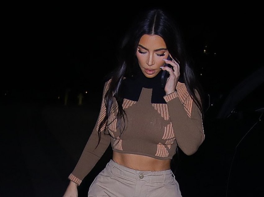 Kim Kardashian ekspozon barkun e tonifikuar në një dalje publike