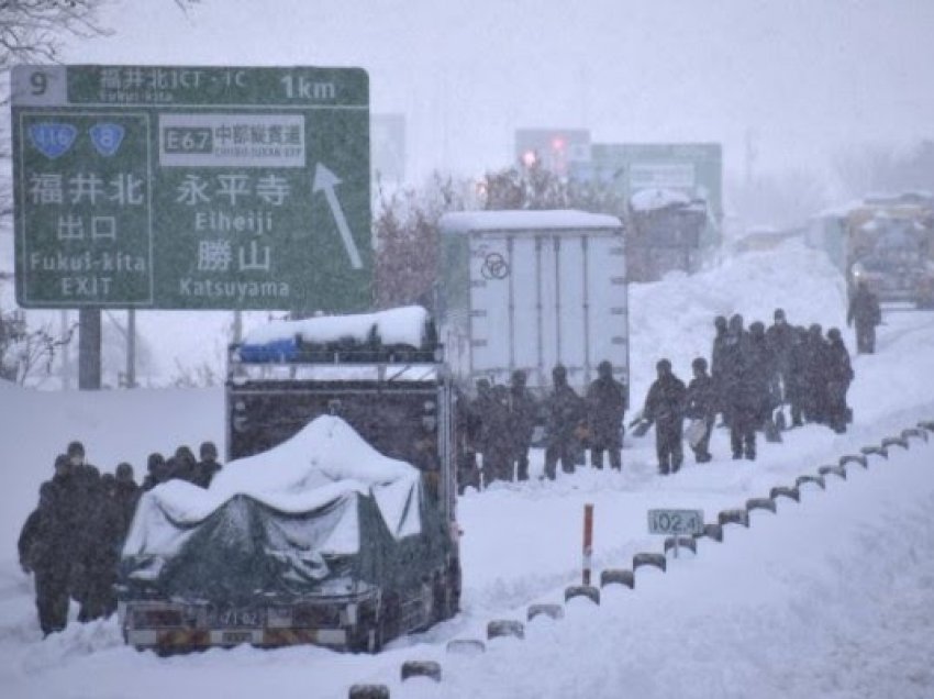 Stuhitë e dëborës mbyllin shkolla, bllokojnë shtëpi dhe transportin