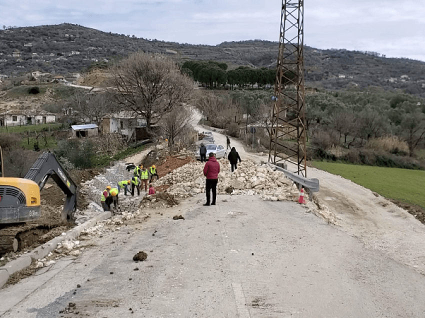 Shembet 8 kilometër rrugë/ Dëmtohet rëndë aksi që lidh Patosin me fshatin Ruzhdie