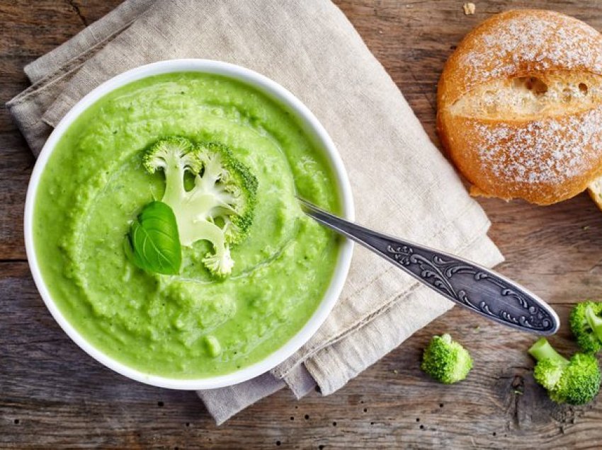 Supë me brokoli; një nga më të mirat e sezonit