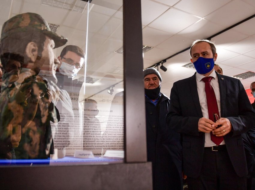 Kryeministri Hoti mori pjesë në hapjen e ekspozitës për heroin e kombit Sali Çekaj
