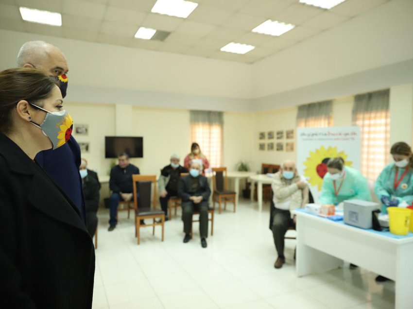 Rama-Manastirliu në Shtëpinë e të Moshuarve në Tiranë: Do të vijojmë edhe me të moshuarit mbi 80 vjeç