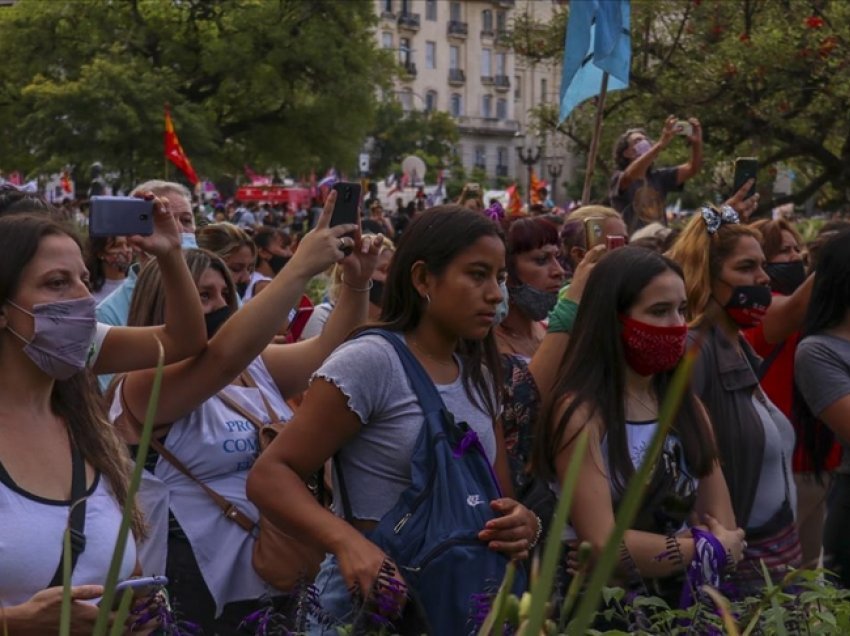 Argjentinë, protesta kundër vrasjes së grave me moton “Asnjë më pak”