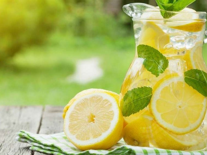 12 arsyet përse uji me limon në mëngjes të bën mirë
