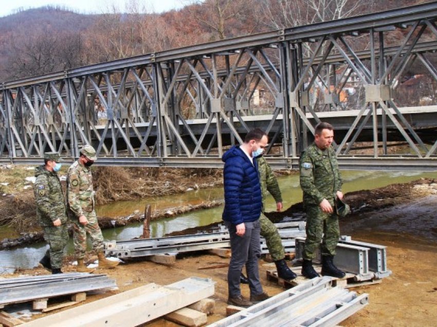 ​Komandanti i FSK-së përcjell nga afër ndërtimin e urës në Hajnoc të Kamenicës