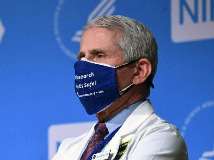 Fauci: Amerikanët mund të mbajnë maska edhe në vitin 2022