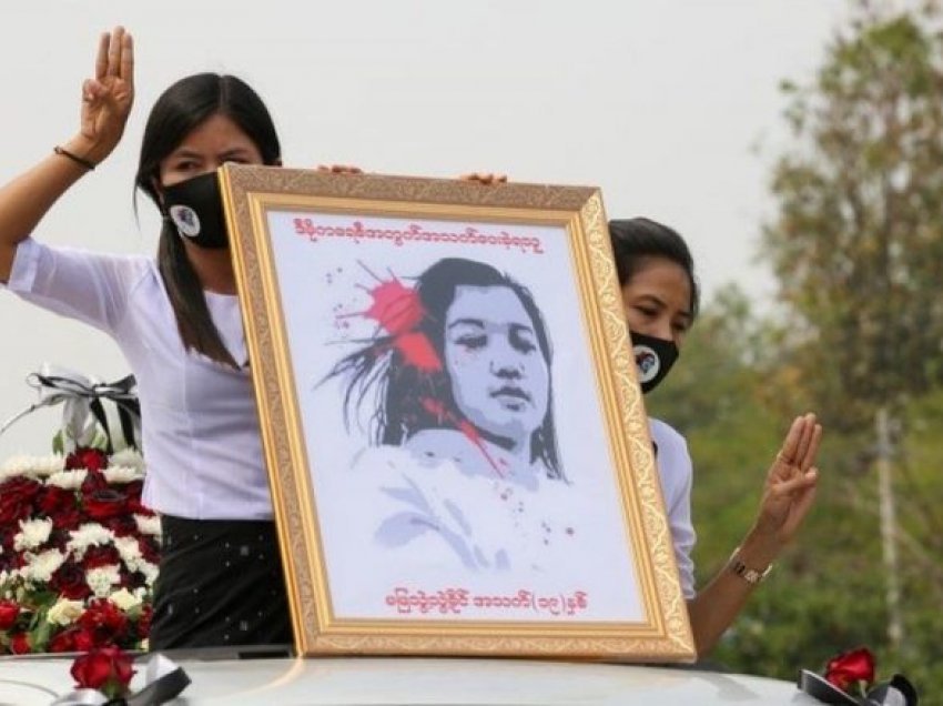 Turma të mëdha nderojnë 20-vjeçaren që u vra në protestat e Mianmar – Facebook fshiu faqen e lajmeve të ushtrisë që mori pushtetin