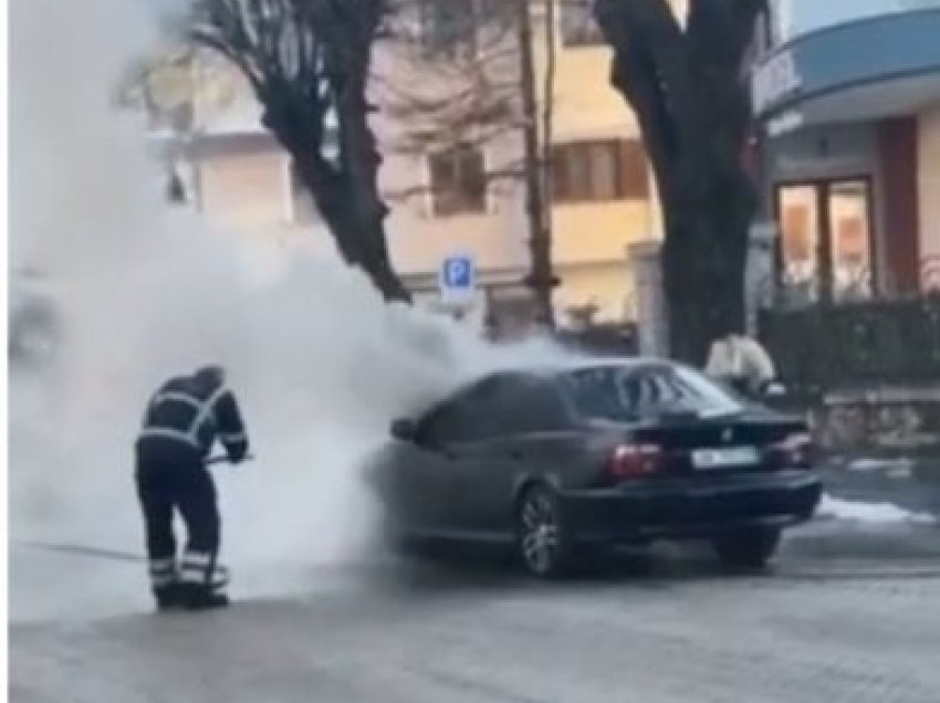 Shpërthen në flakë makina në mes të qytetit, frikësohen qytetarët